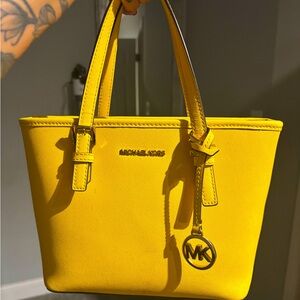 Micheal Kors yellow bag lightly used 
Non smoker 
In great condtion